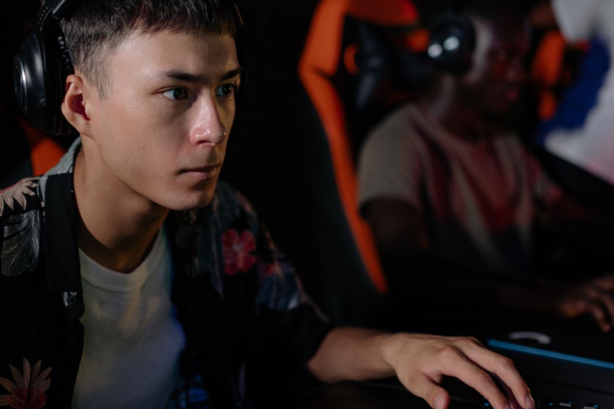 A sturdy gaming chair with wide seat at a desk setup